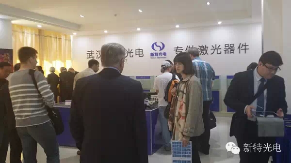 俄罗斯激光代表团对J9九游会光电激光配件感到吃惊！